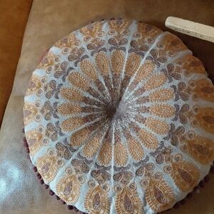 Elegant Paisley Round Cushion Trimmed In Brown Balls